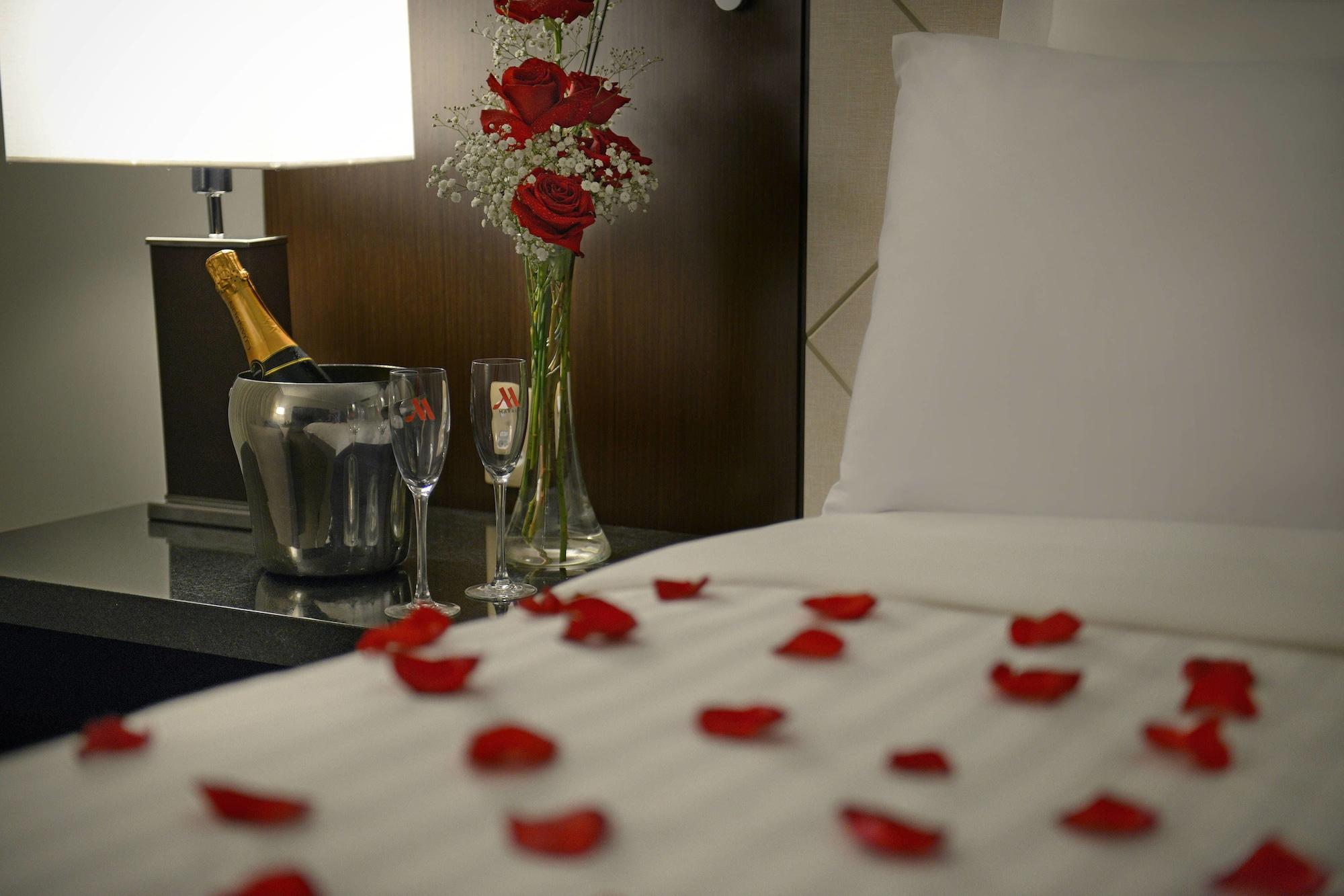 Marriott Sao Paulo Airport Hotel Гуарульюс Экстерьер фото A bed with rose petals