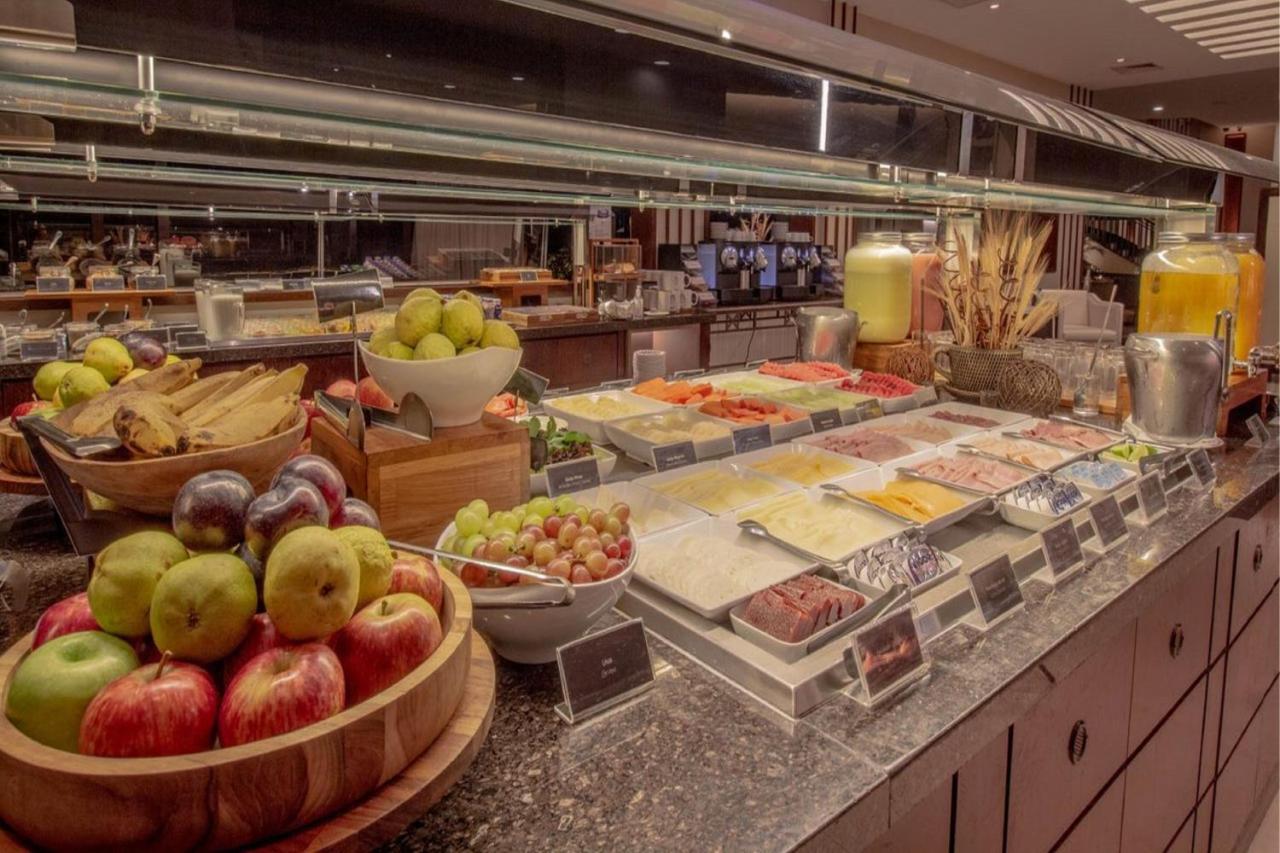 Marriott Sao Paulo Airport Hotel Гуарульюс Экстерьер фото A buffet at a hotel