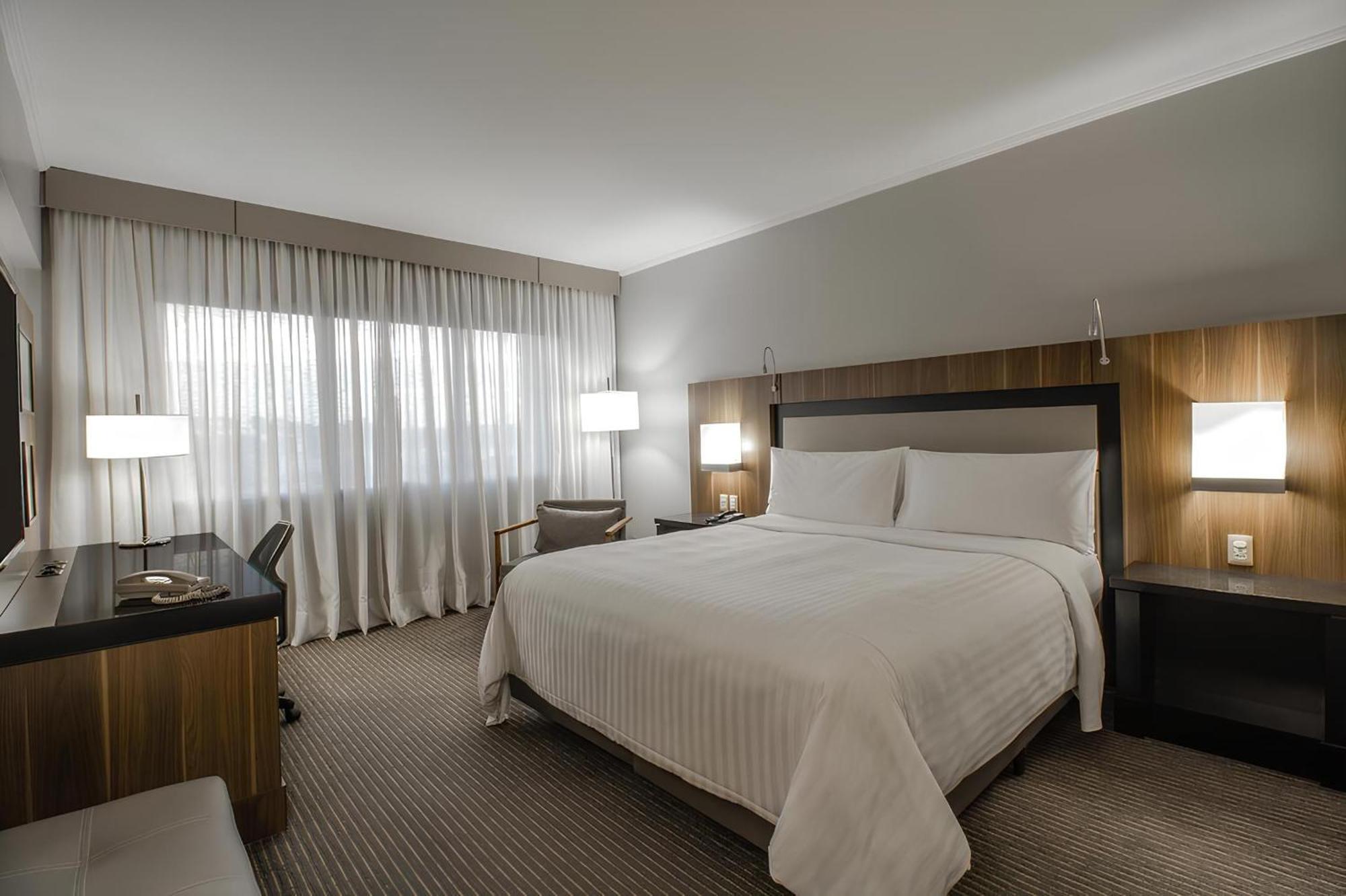 Marriott Sao Paulo Airport Hotel Гуарульюс Экстерьер фото A guest room at the Hilton San Francisco Airport