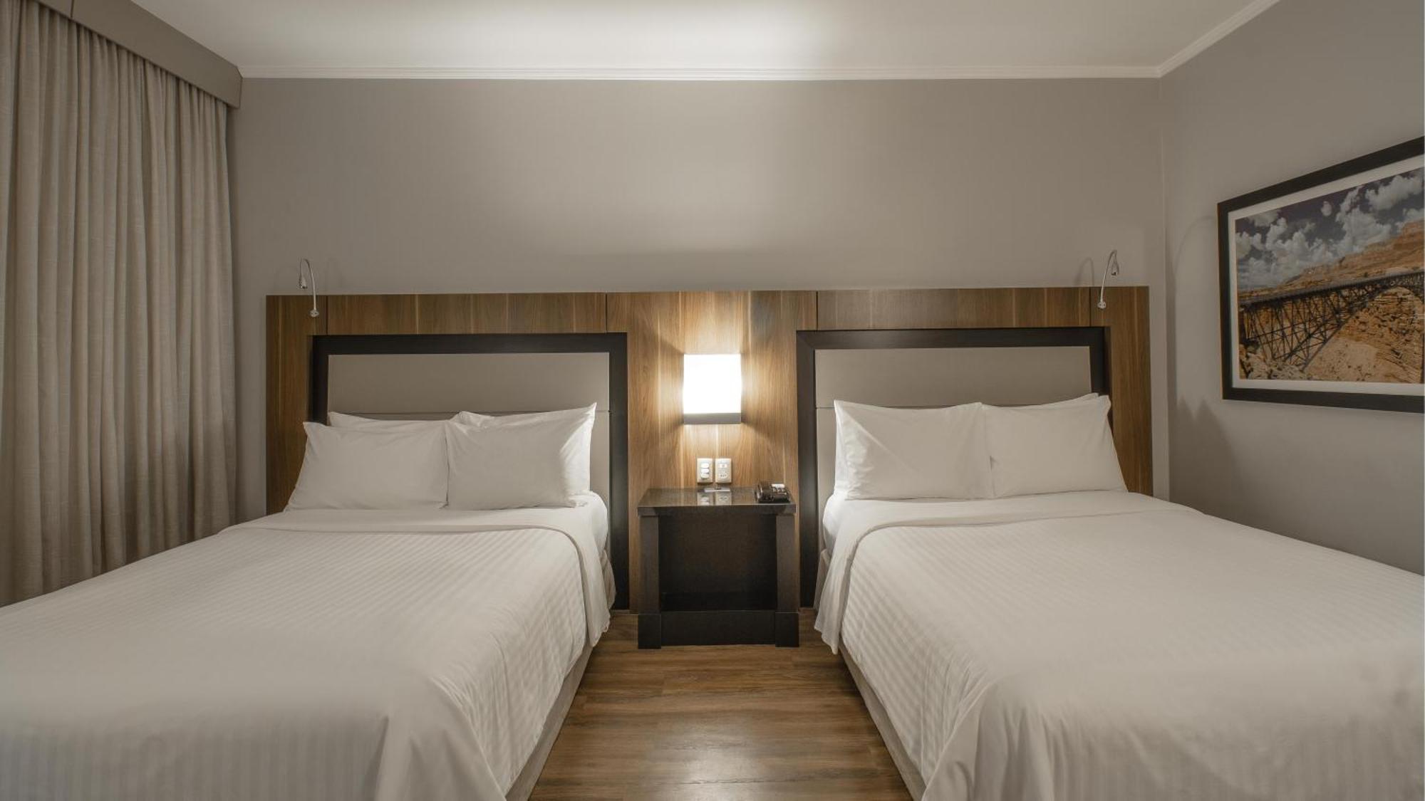 Marriott Sao Paulo Airport Hotel Гуарульюс Экстерьер фото A guest room at the Hilton Garden Inn in San Francisco