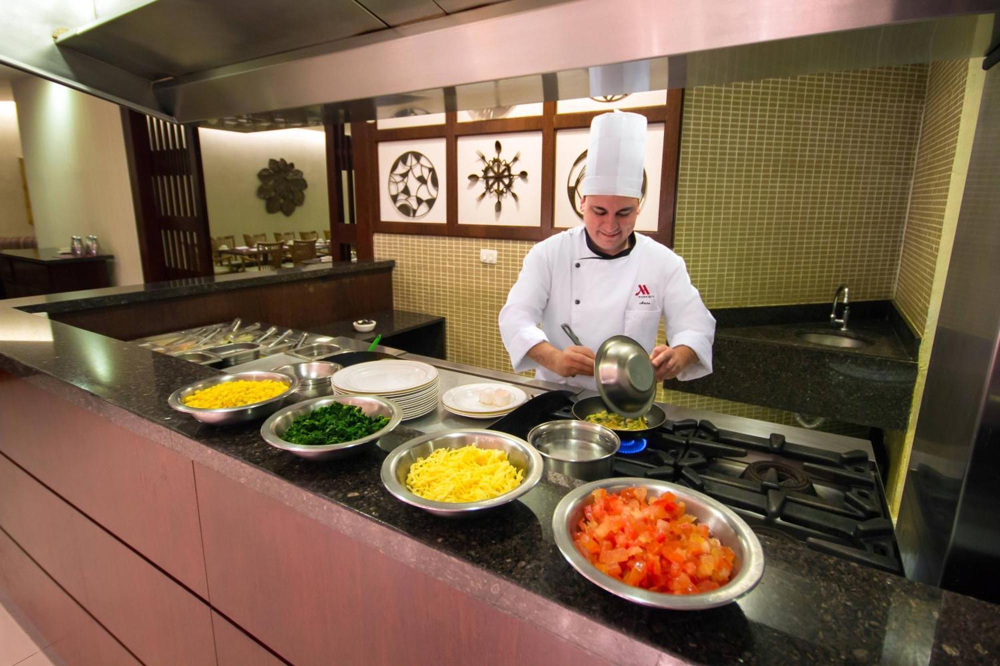 Marriott Sao Paulo Airport Hotel Гуарульюс Экстерьер фото A chef preparing food